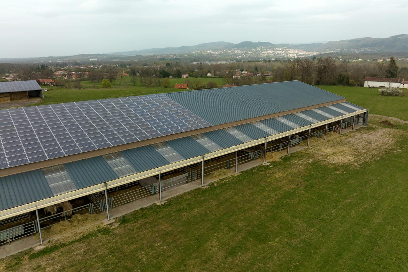 vista aerea do predio da fazenda com paineis solares fotovoltaicos montados no telhado para produzir eletricidade ecologica limpa producao do conceito de energia renovavel 1 1 1